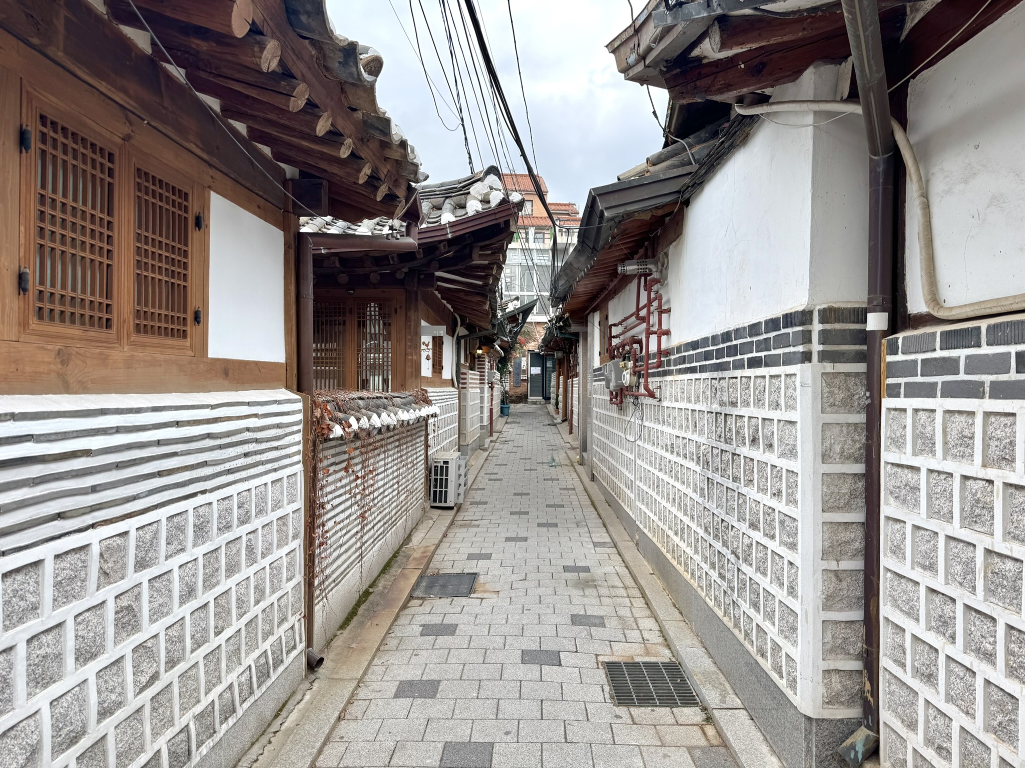 삼청 미학 로드: 한옥 건축과 현대미술의 교차점